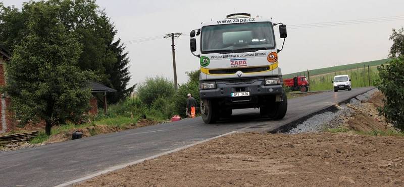 Práce na stavbě obchvatu obcí Čechy – Domaželice