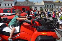 Přerovští profesionální hasiči oslavili ve středu sedmdesát let své existence. Na Masarykově náměstí byly k vidění ukázky techniky i zajímavých hasičských zásahů, děti se mohly svézt i ve člunu na řece Bečvě. 