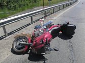 Nárazem do betonových svodidel skončila ve středu před polednem jízda padesátiletého motorkáře, který havaroval v Přerově.