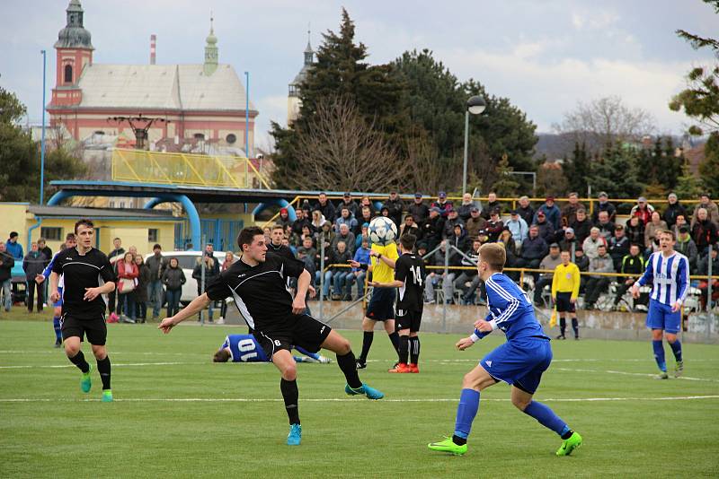 Fotbalisté SK Hranice (v pruhovaném) porazili Kozlovice 1:0.