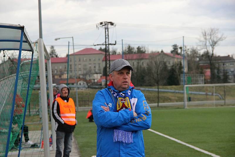 Fotbalisté SK Hranice (v pruhovaném) porazili Kozlovice 1:0. Jan Jursík.