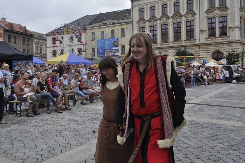 Historický průvod centrem Přerova, ale také řemeslný jarmark a celá řada zajímavých vystoupení na Horním náměstí - takový byl program Svatovavřineckých hodů během neděle.