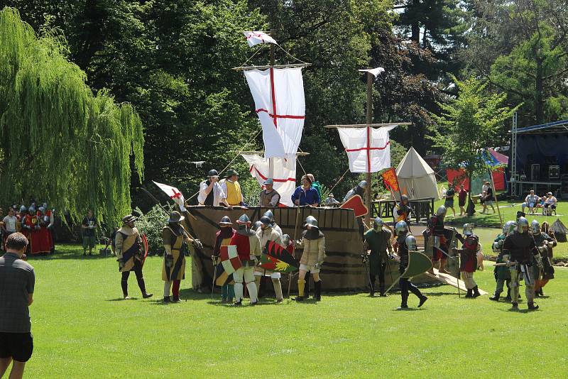 Dobývání Moravské brány přilákalo stovky lidí, zdejší zámecký park se změnil ve středověké bojiště