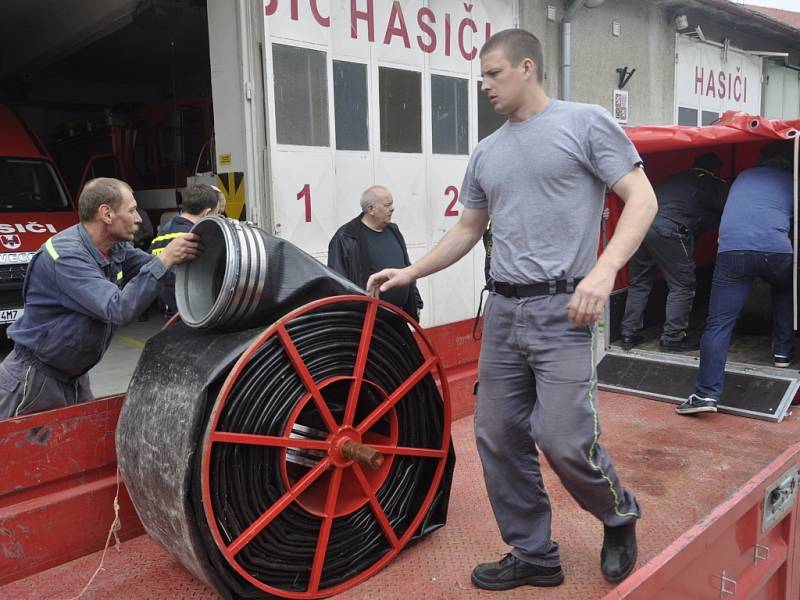 Přerovští hasiči naložili velkokapacitní čerpadlo a vyrazili do zaplavených Čech. V Praze budou pomáhat s odčerpáváním vo­dy.