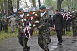 Poklonit se obětem Přerovského povstání přišli ve čtvrtek k památníku v Lazcích zástupci kraje, vedení přerovské radnice, ale také odbojáři a příslušníci armády.