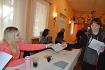 V Líšné na Přerovsku, kde se loni nepodařilo sestavit žádnou kandidátku, se v sobotu konají dodatečné volby. Zájem lidí je značný.