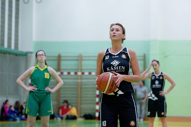 Basketbalistky TBS Přerov (v černém) v utkání s Bruntálem.