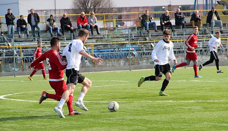 Fotbalisté Kozlovic (v bílém) v generálce na divizní jaro přehráli Ústí 3:0.