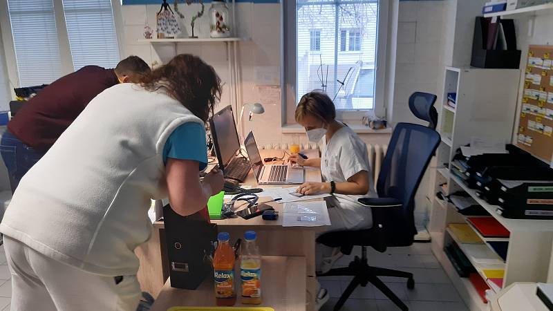 Očkování proti nemoci covid-19 v Domově pro seniory v Tovačově. Jako první přišli na řadu zdravotníci a personál. 8. ledna 2021