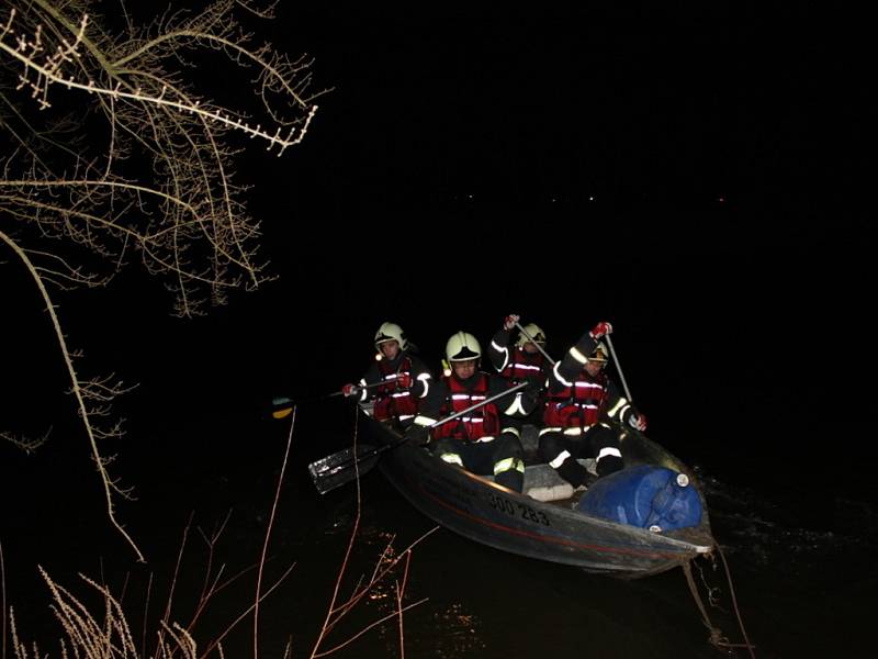 Noční část sobotní soutěže hasičské všestrannosti Radslavská přilba – práce na vodě