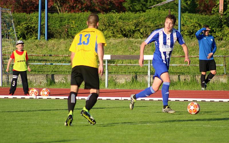 Fotbalisté SK Hranice (v modrém) doma nestačili na Kozlovice.