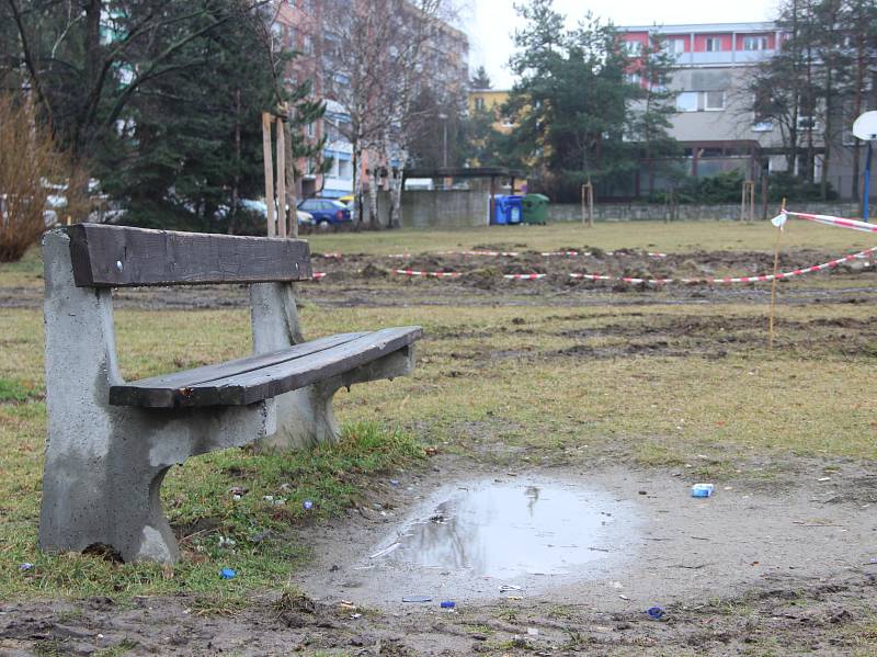 Dětské hřiště na třídě 17. listopadu v Přerově, které dlouhá léta využívaly rodiny s malými dětmi, tento týden odstranili stavebníci. Místní lidé doufají, že město zbuduje nové.