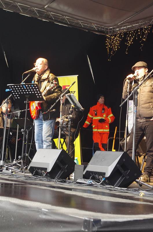 Na Štědrý den si letos Přerované mohli opět vybrat ze dvou vánočních koncertů. Na náměstí TGM zahrála kapela Revox. Před Obchodním centrem Galerie Přerov zazpíval Pavel Novák.