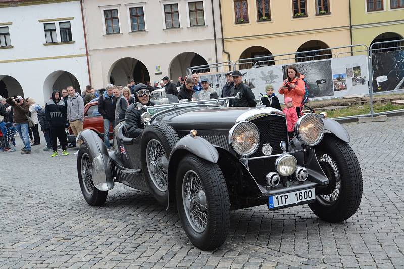 Automobiloví a motocykloví veteráni zahájili v neděli v Přerově jarní sezonu