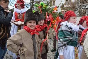 Vhozením smrtky do řeky Bečvy se děti z Folklorního souboru Trávníček rozloučily se zimou. Tradiční vynášení smrtky přilákalo v neděli dopoledne do centra Přerova davy lidí. 26.3.2023