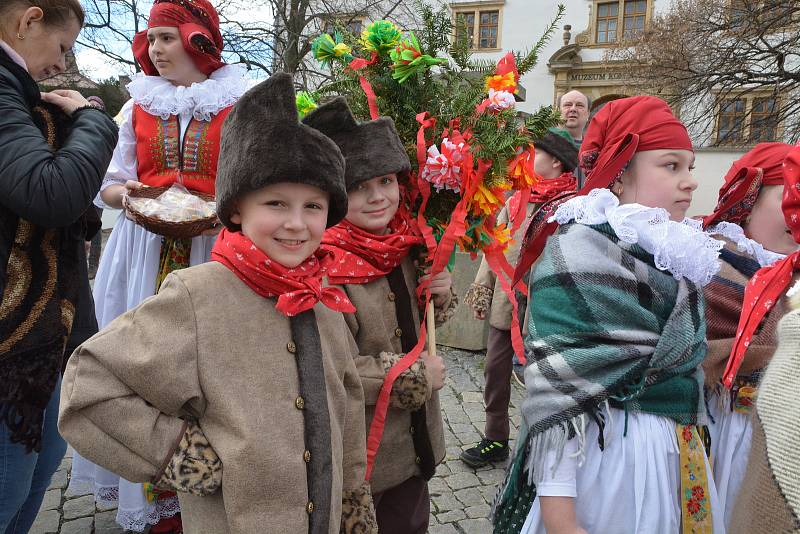 Vhozením smrtky do řeky Bečvy se děti z Folklorního souboru Trávníček rozloučily se zimou. Tradiční vynášení smrtky přilákalo v neděli dopoledne do centra Přerova davy lidí.