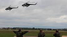 Loučení s vrtulníky na letišti v Bochoři