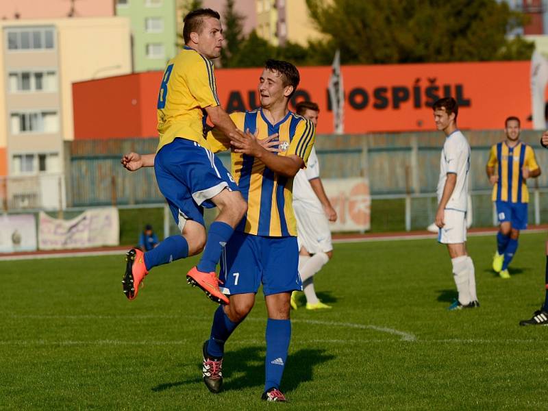 Městské derby mezi domácím Přerovem (v bílém) a Kozlovicemi. Lukáš Kaďorek oslavuje hattrick. 