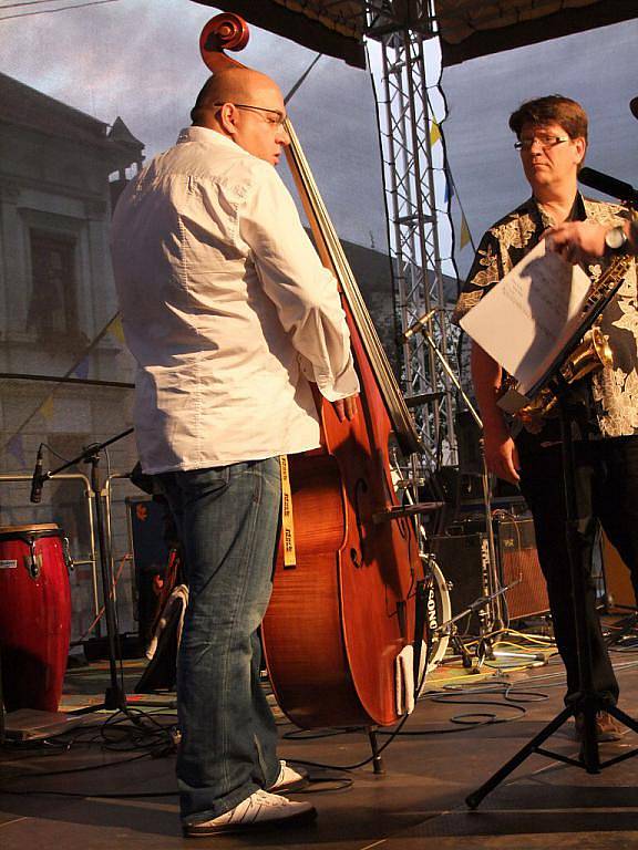 Podium na náměstí T. G. Masaryka v Přerově obsadili ve středu večer jazzmani světového věhlasu – jiří Stivín (flétna), Josef Fečo (kontrabas), kytaristé Zdeněk Fišer, Luboš Andršt a řada dalších