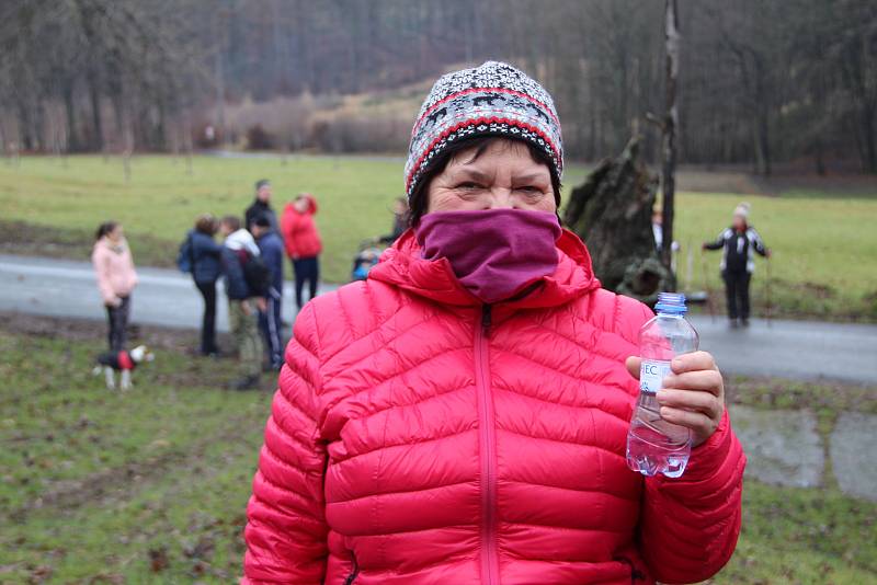 I když se letos kvůli koronavirovým opatřením první lednovou sobotu nekonal tradiční novoroční výstup na Helfštýn a brány hradu zůstaly zavřené, milovníci turistiky si výšlap nenechali ujít - lidé sem dorazili z Přerova, Hranic, Lipníku nad Bečvou, ale i 