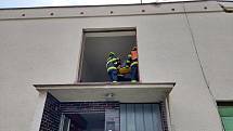 Při rekonstrukci staršího domu v Oseku nad Bečvou se v úterý kolem jedenácté hodiny dopoledne propadla střecha a zavalila jednu osobu. Na místě zasahovali hasiči a letecká záchranka