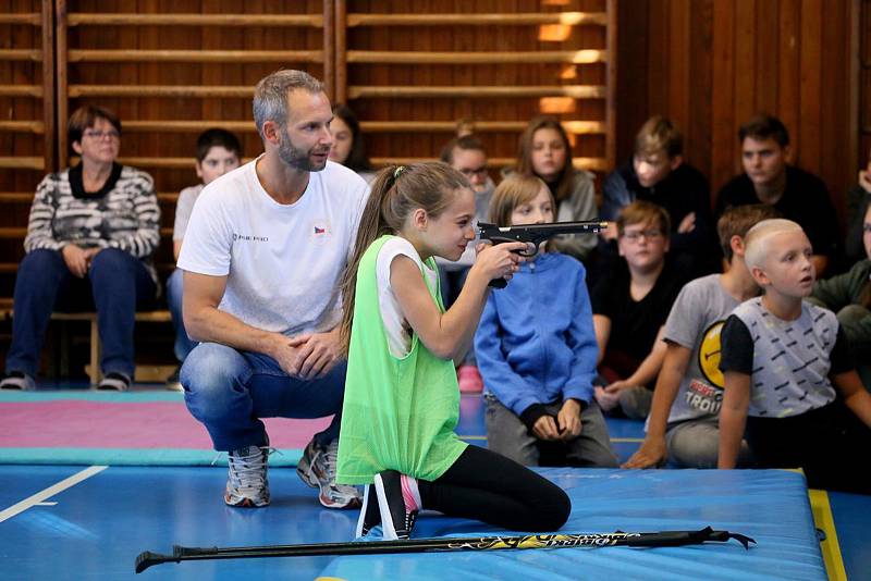 Sazka olympijský víceboj zavítal do ZŠ Dřevohostice. Děti si zatrénovaly se stolní tenistkou Ivetou Vacenovskou