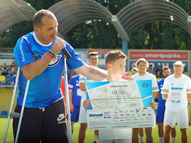 Exhibiční utkání hvězd v rámci benefice Sportovcům  na dětech záleží v Kozlovicích.