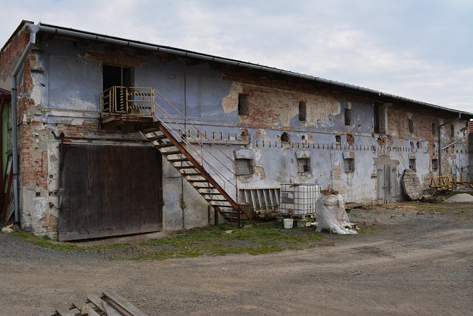 Zchátralý brownfield, který sloužil v minulosti jako chlév, chce obec Tučín přebudovat na technické zázemí obce a Sboru dobrovolných hasičů.