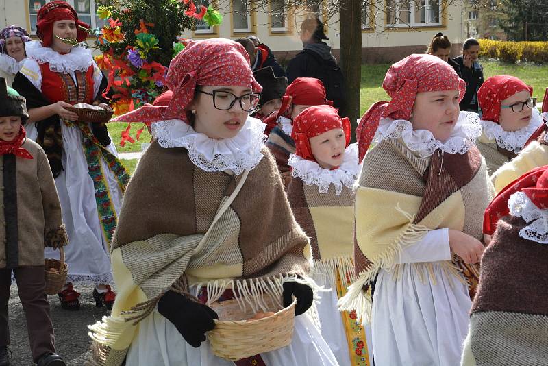 Vhozením smrtky do řeky Bečvy se děti z Folklorního souboru Trávníček rozloučily se zimou. Tradiční vynášení smrtky přilákalo v neděli dopoledne do centra Přerova davy lidí.