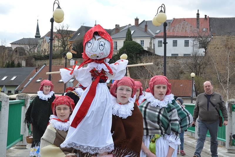 Vhozením smrtky do řeky Bečvy se děti z Folklorního souboru Trávníček rozloučily se zimou. Tradiční vynášení smrtky přilákalo v neděli dopoledne do centra Přerova davy lidí.