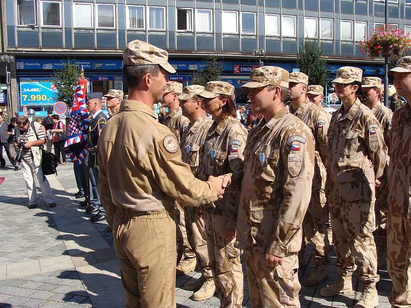 Stovka přerovských vojáků se vrátila z mise ISAF v Afghánistánu. Na náměstí je ocenil i náměstek ministra obrany Michal Hrbata 