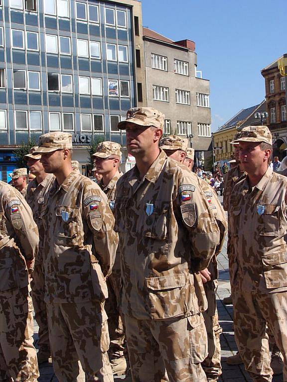 Stovka přerovských vojáků se vrátila z mise ISAF v Afghánistánu. Na náměstí je ocenil i náměstek ministra obrany Michal Hrbata 