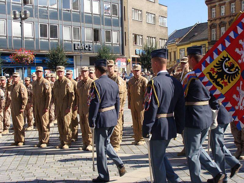 Stovka přerovských vojáků se vrátila z mise ISAF v Afghánistánu. Na náměstí je ocenil i náměstek ministra obrany Michal Hrbata 