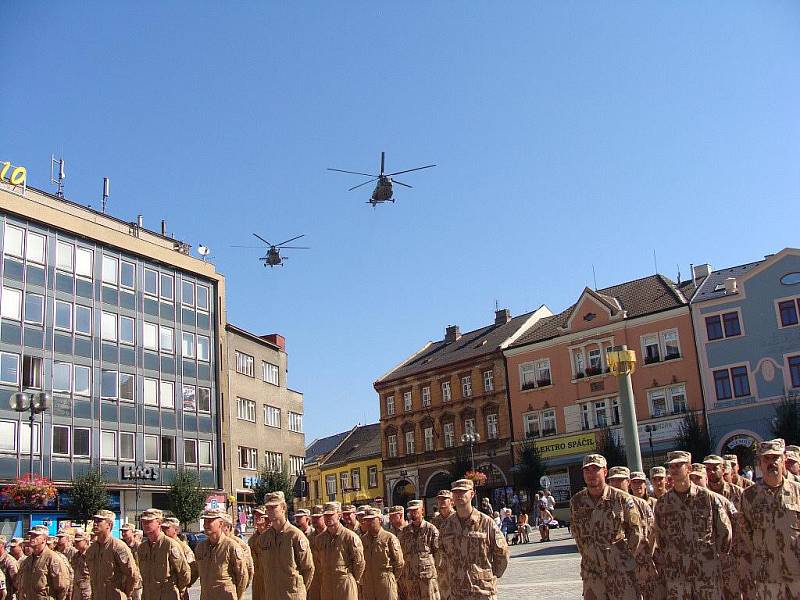 Stovka přerovských vojáků se vrátila z mise ISAF v Afghánistánu. Na náměstí je ocenil i náměstek ministra obrany Michal Hrbata 