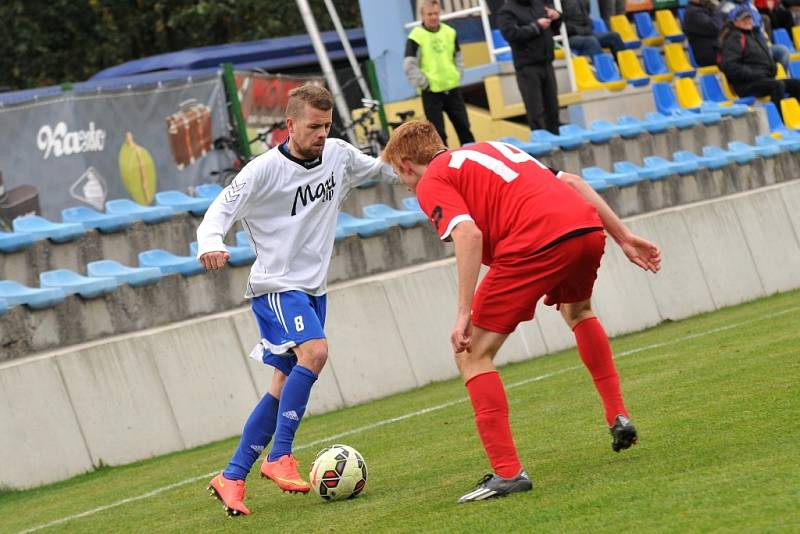 Fotbalisté Kozlovic (v bílém) v utkání s Hodonínem