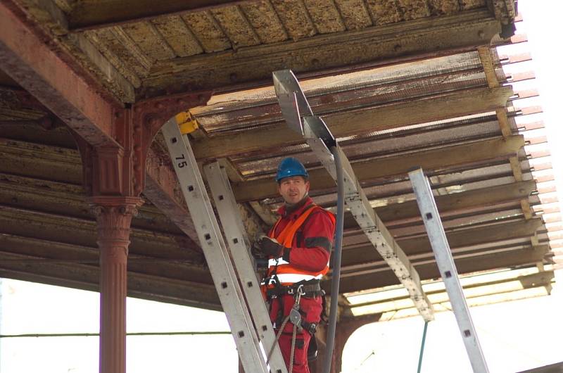 První nástupiště nádraží v Přerově obsadila těžká technika a cestující mají občas problém nezabloudit a dostat se k vlakům.