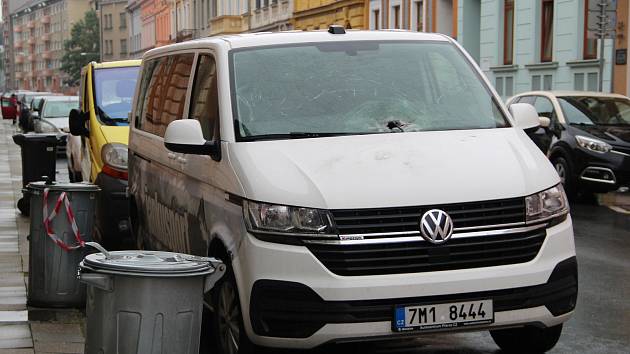 Exploze v pondělí večer poničila auto zaparkované v Sušilově ulici v Přerově. Podle policie umístil neznámý pachatel na auto nástražný výbušný systém - předmět, který z něj odletěl, zasáhl i květináč na okně protější budovy Dětského domova.