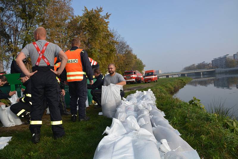 Protipovodňové hasičské cvičení u Bečvy v Přerově