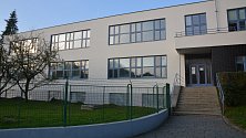 Budova Gymnázia Jana Blahoslava v Přerově má nový kabát - fasáda se vrátila do své někdejší funkcionalistické podoby.