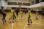 Basketbalisté Přerova (ve žlutém) proti TJ Sigma Hranice.