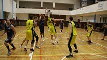 Basketbalisté Přerova (ve žlutém) proti TJ Sigma Hranice.