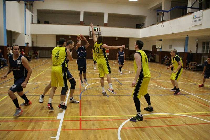 Basketbalisté Přerova (ve žlutém) proti TJ Sigma Hranice.