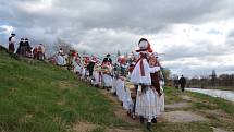 Vhozením smrtky do řeky Bečvy se děti z Folklorního souboru Trávníček rozloučily se zimou. Tradiční vynášení smrtky přilákalo v neděli dopoledne do centra Přerova davy lidí.