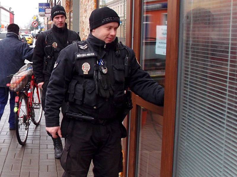 Všechno v pořádku? S touto větou vstupují nyní do obchodů v Přerově městští strážníci.