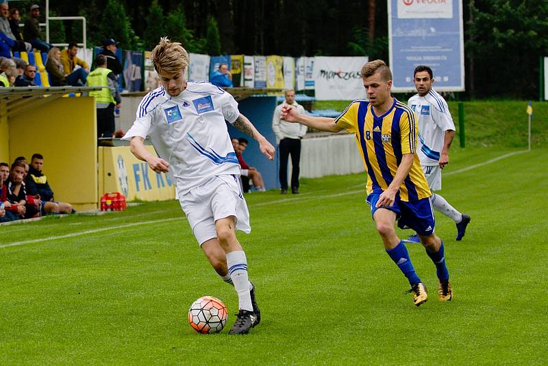 Fotbalisté Kozlovic (v pruhovaném) proti Šternberku (1:0).