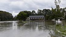 Rozvodněná Morava v Kojetíně, zaplavila třeba i fotbalové hřiště nebo loděnici. 15.10. 2020