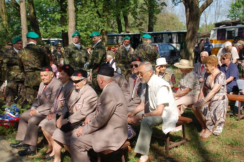 Památku jednadvaceti obětí Přerovského povstání uctili ve středu dopoledne u památníku v olomouckých Lazcích představitelé města, armády a sokolské obce. Od tragické události uplynulo přesně sedmašedesát let.