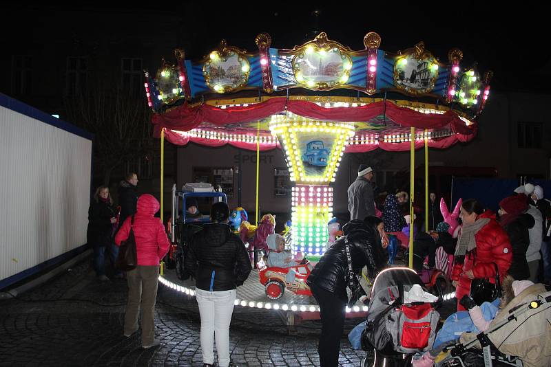 Hvězdička, tak se jmenuje letošní symbol vánoc, který se poprvé rozsvítil na náměstí T. G. Masaryka v Přerově v první adventní neděli. Akci si  nenechaly ujít stovky lidí.