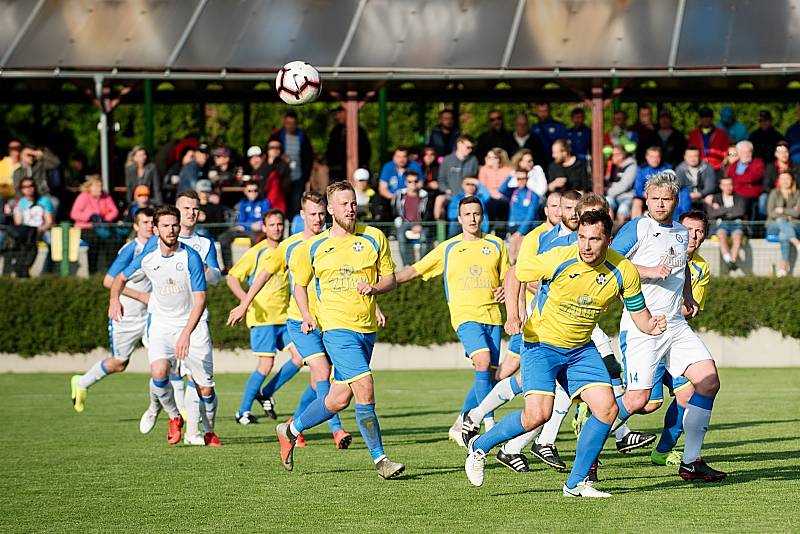 Přerovské derby mezi Kozlovicemi (ve žlutém) a 1. FC Viktorie Přerov.