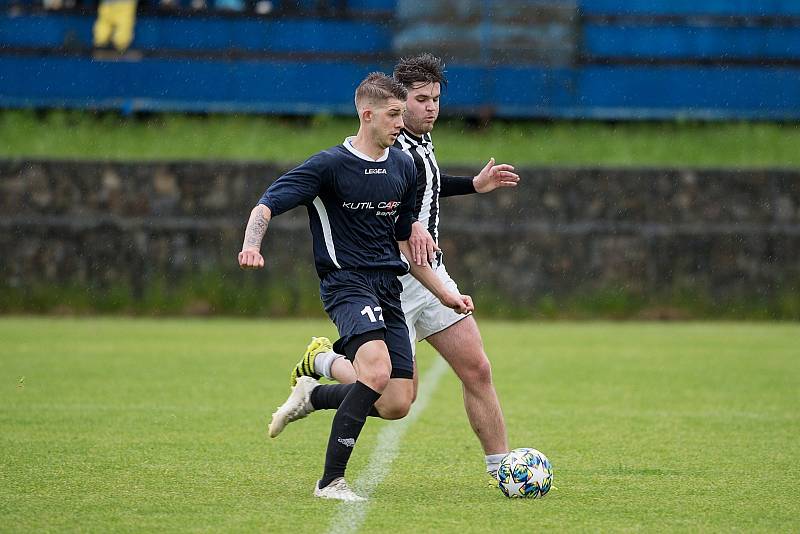 Fotbalisté Beňova v přátelském utkání s Želatovicemi (v pruhovaném).